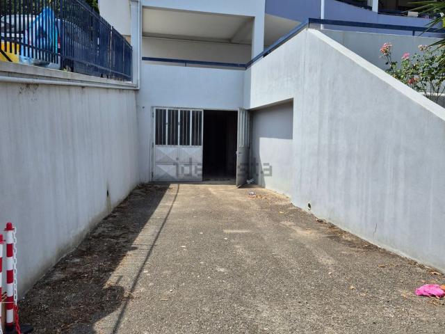 Locale in vendita di 493 m² in Via Cona a Mare, 1