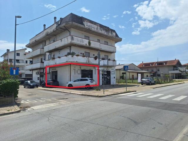 Locale in vendita di 49 m² in Via A. Moro, 24