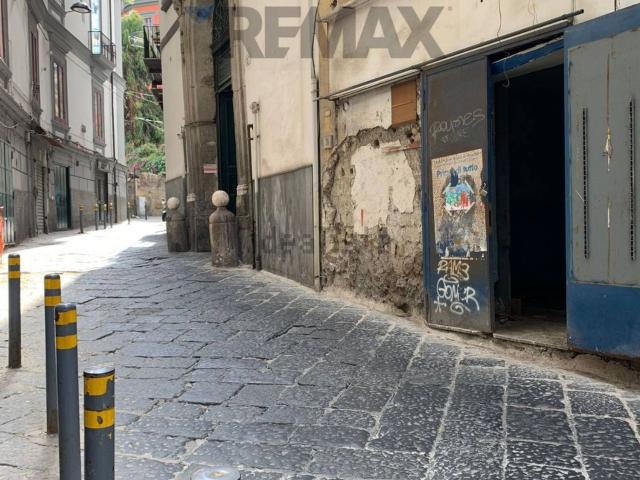 Locale in vendita di 53 m² in Vico Mondragone, 28