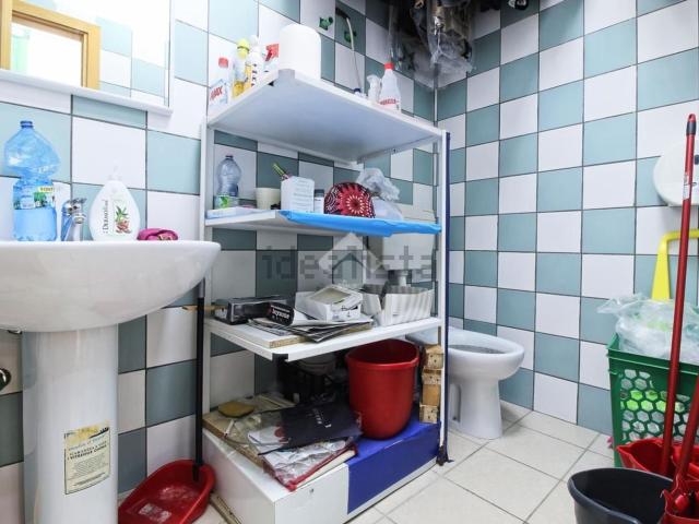 Locale in vendita di 53 m² in Via Tirana