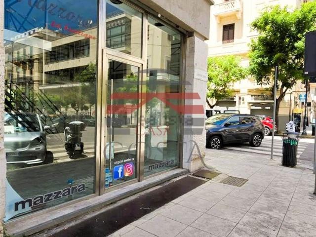 Locale in vendita di 53 m² in Via Simone Corleo, 10