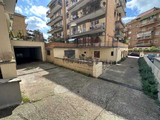 Locale in vendita di 500 m² in Via Colle dei Pini
