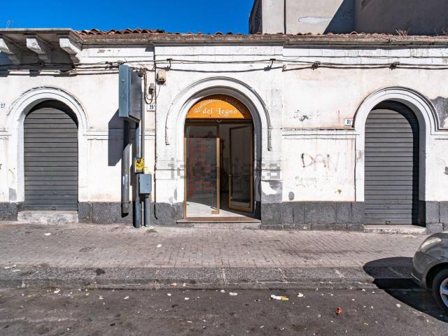 Locale in vendita di 500 m² in Via Acquicella, 27