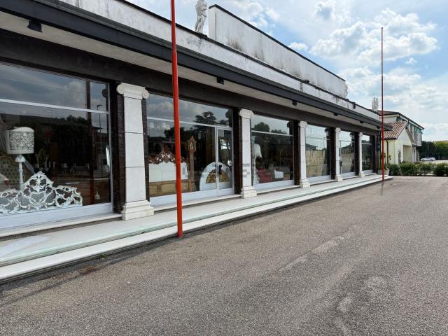 Locale in vendita di 500 m² in Via Dossi