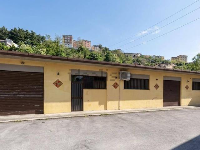 Locale in vendita di 500 m² in Via degli Anemoni, 12