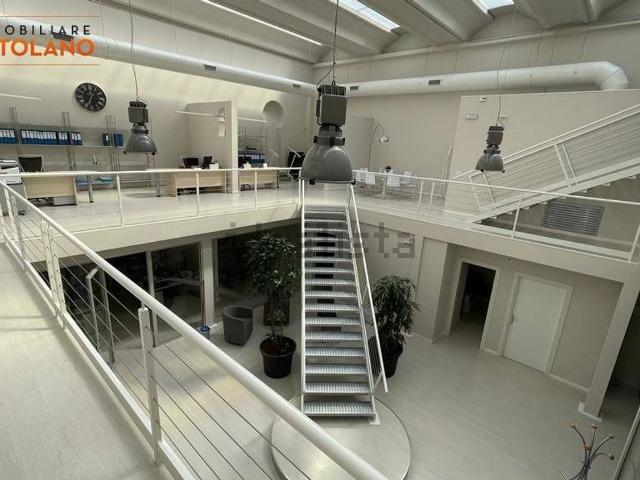 Locale in vendita di 500 m² in Via Dell&apos industria, 3