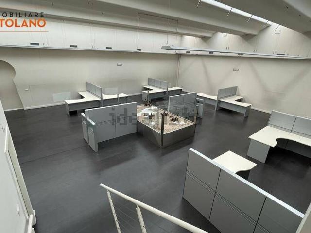 Locale in vendita di 500 m² in Via Dell&apos industria, 3