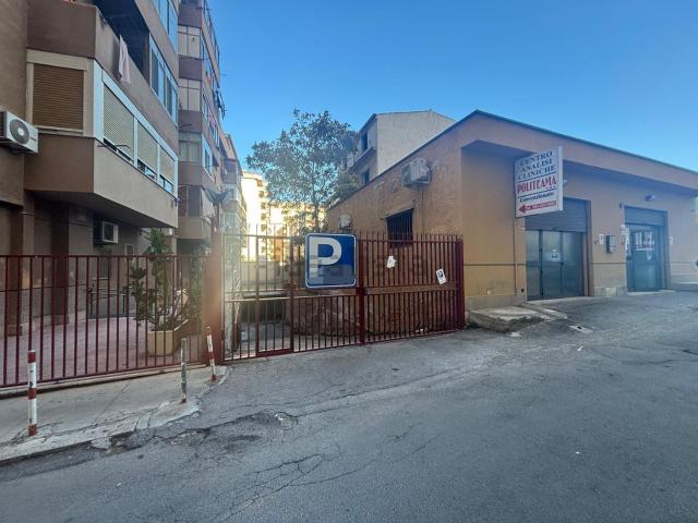Locale in vendita di 500 m² in Via Eugenio l&apos Emiro, 20