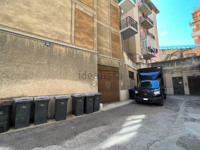Locale in vendita di 500 m² in Via Oreto, 3