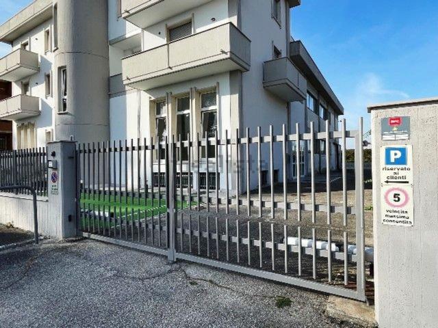 Locale in vendita di 500 m² in Via Riccardo Lombardi, 7