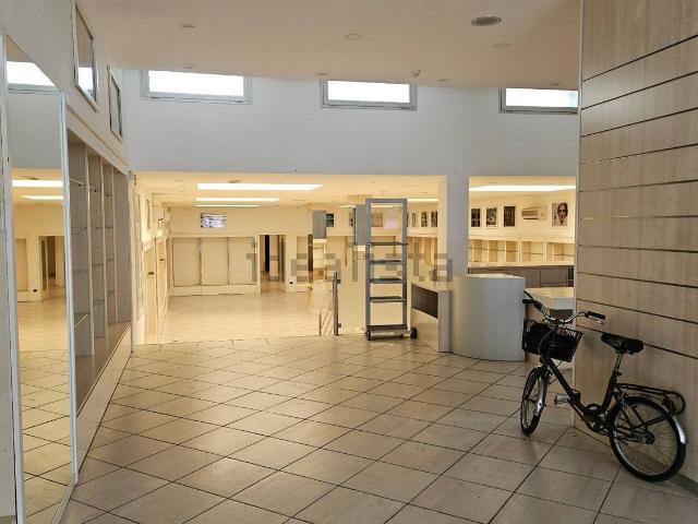 Locale in vendita di 500 m² in Circonvallazione Canale Molinetto, 27