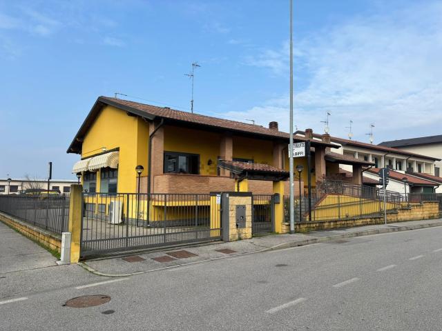 Locale in vendita di 508 m² in Via San Pio da Pietrelcina, 3