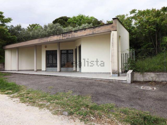 Locale in vendita di 50 m² in Via XII Ottobre
