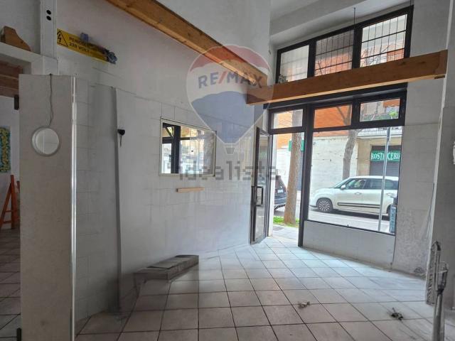 Locale in vendita di 50 m² in Via Alessandro Manzoni, 4