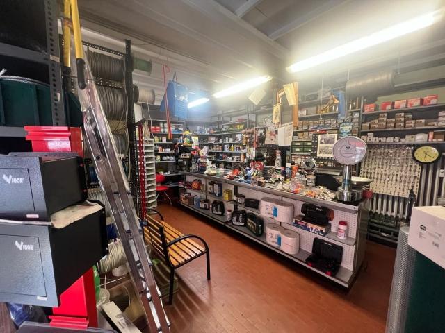 Locale in vendita di 50 m² in Via C. Benso di Cavour, 140