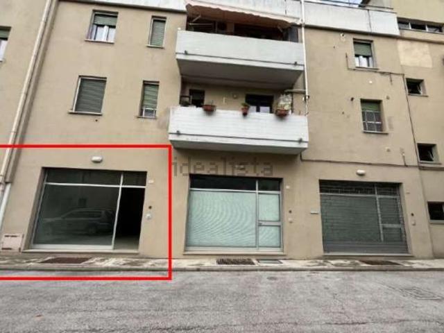 Locale in vendita di 50 m² in Via degli Olivi
