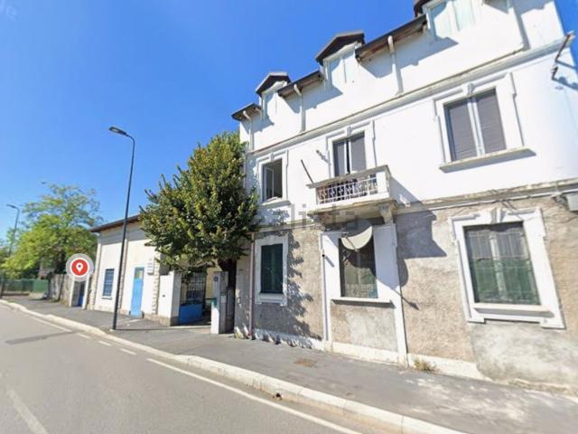 Locale in vendita di 50 m² in Via Ernesto Teodoro Moneta, 74