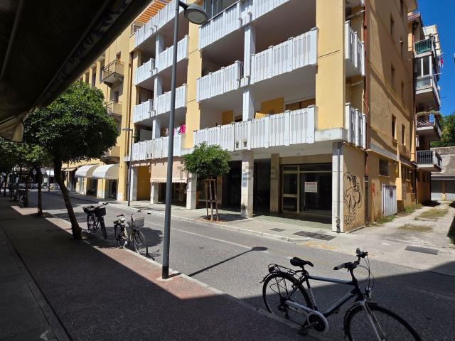 Locale in vendita di 50 m² in Via G. Caprin, 55