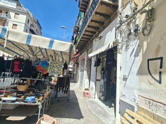 Locale in vendita di 50 m² in Via Montalbo, 94