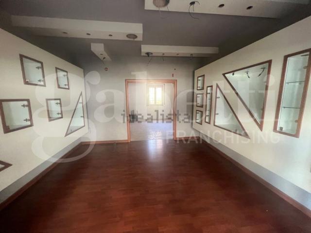 Locale in vendita di 50 m² in Via Molise, 13