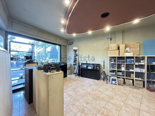 Locale in vendita di 50 m² in Viale Alessandro Guidoni