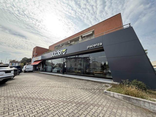 Locale in vendita di 510 m² in Via F.lli Bandiera, 50