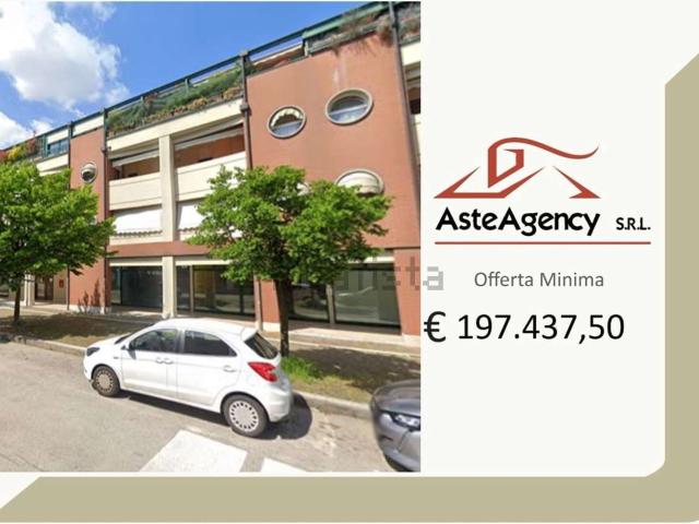 Locale in vendita di 518 m² in Viale Alcide De Gasperi, 10