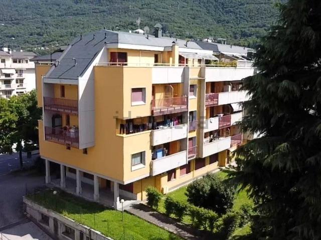 Locale in vendita di 519 m² in Via Brigata Orobica, 27