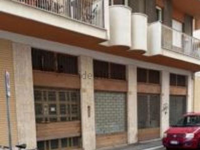 Locale in vendita di 522 m² in Via Seneca, 23