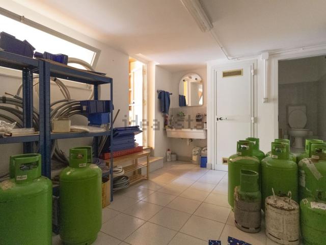 Locale in vendita di 52 m² in Via del Commercio, 9