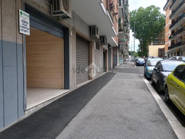 Locale in vendita di 52 m² in Via Romanello da Forlì, 3