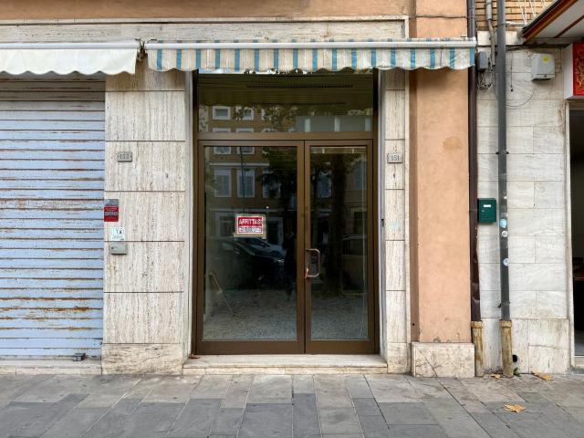 Locale in vendita di 52 m² in Viale Vittorio Veneto, 151