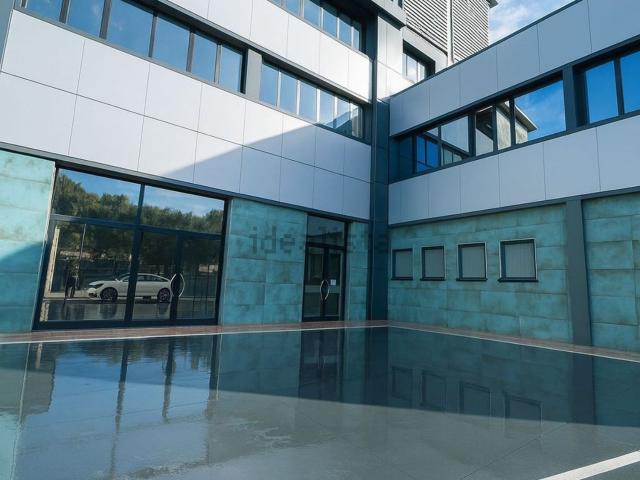 Locale in vendita di 530 m² in Via del Commercio, 4