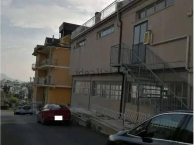 Locale in vendita di 535 m² in Via Gentile da Montefiore, 48