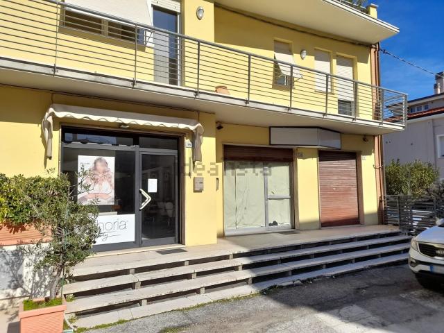 Locale in vendita di 57 m² in Strada Panoramica Adriatica, 92
