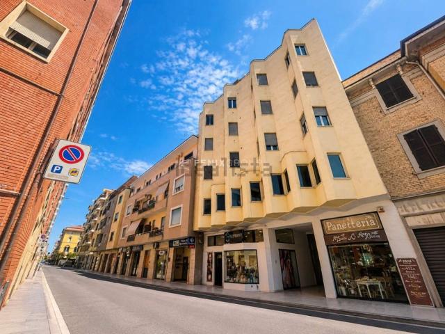 Locale in vendita di 57 m² in Via Mario Curzi, 27