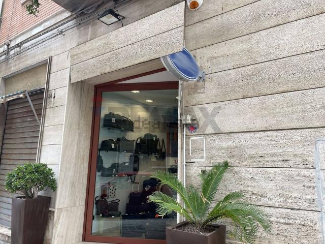 Locale in vendita di 57 m² in Via Monsignore Giacomo Carabelli, 32