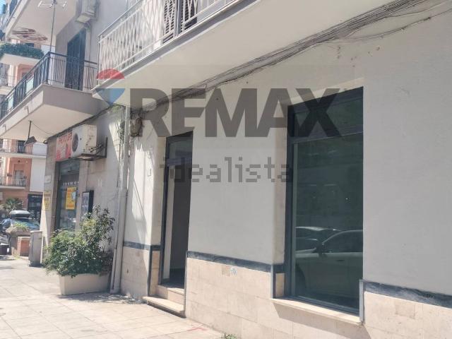 Locale in vendita di 57 m² in Via Sampolo, 326