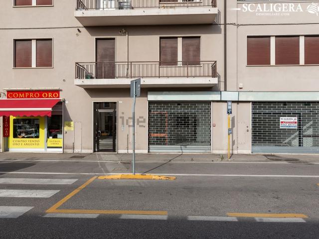 Locale in vendita di 540 m² in Via Pierdomenico Frattini, 77