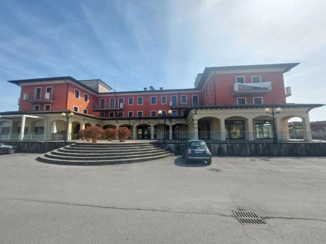 Locale in vendita di 546 m² in Via Bonfiglio Perini, 4