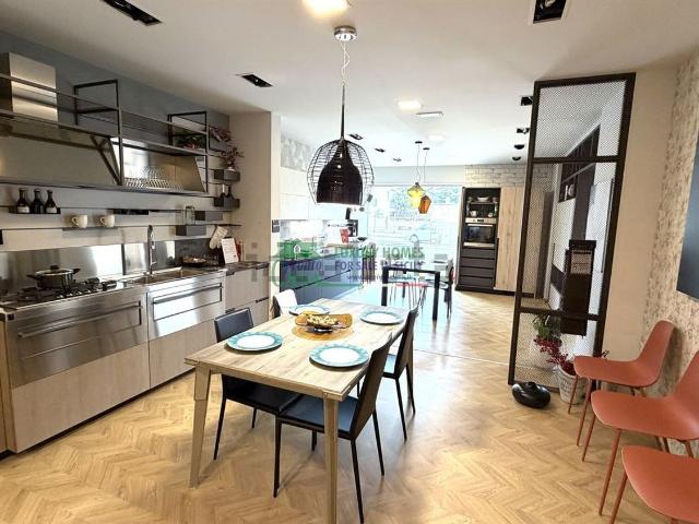 Locale in vendita di 548 m² in Viale delle Americhe