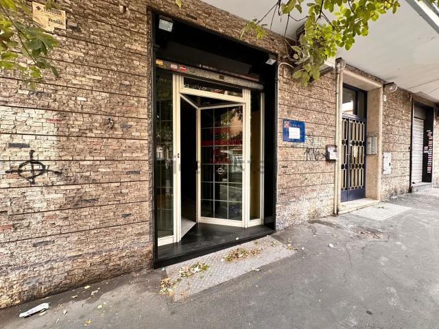 Locale in vendita di 54 m² in Via Albano, 36