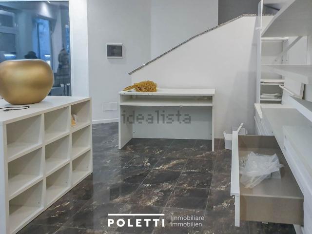 Locale in vendita di 54 m² in Via Portici