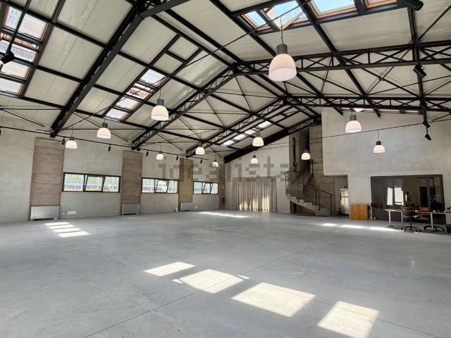 Locale in vendita di 550 m² in Via dei Due Ponti, 192