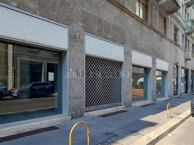 Locale in vendita di 550 m² in Via Fontana, 2