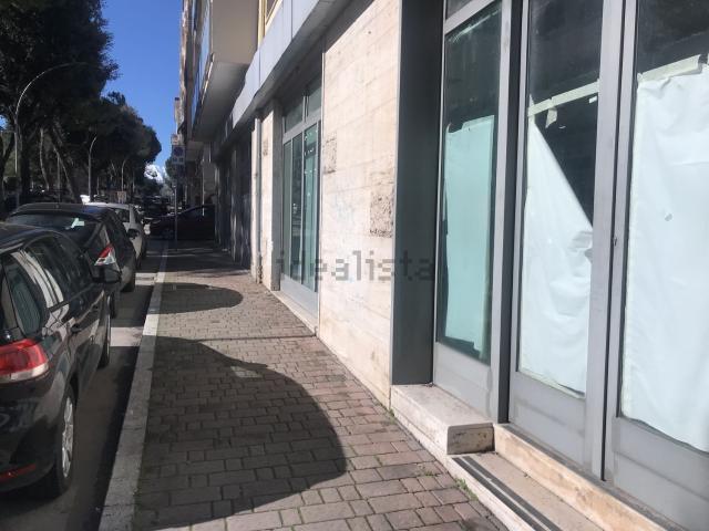 Locale in vendita di 550 m² in Via Napoli, 42