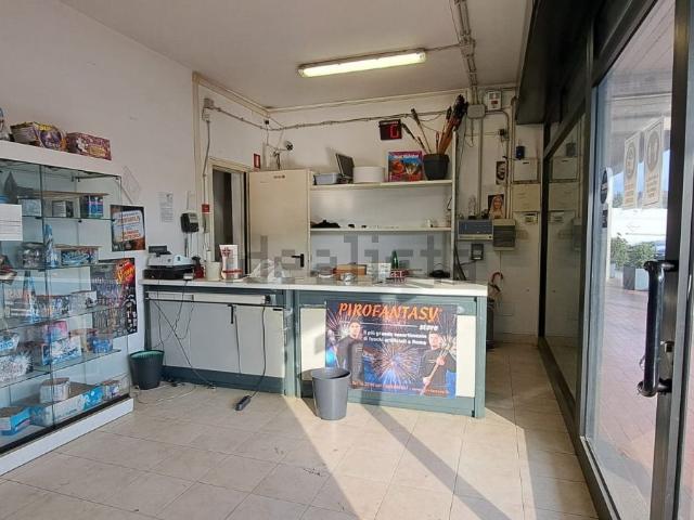 Locale in vendita di 550 m² in Via Nicandro