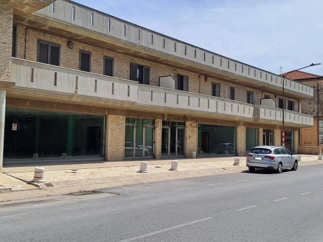 Locale in vendita di 550 m² in Via Roma, 171