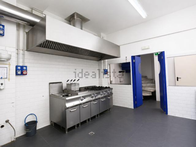 Locale in vendita di 553 m² in Via Andrea Ponti, 4