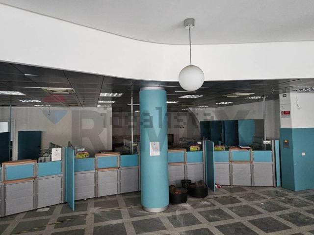 Locale in vendita di 555 m² in Via XXVII Luglio, 38